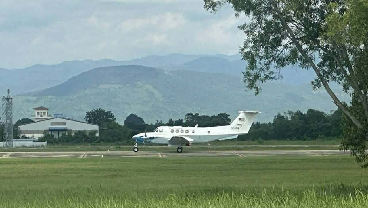 米国代表団を乗せた航空機、ネピドーから出発