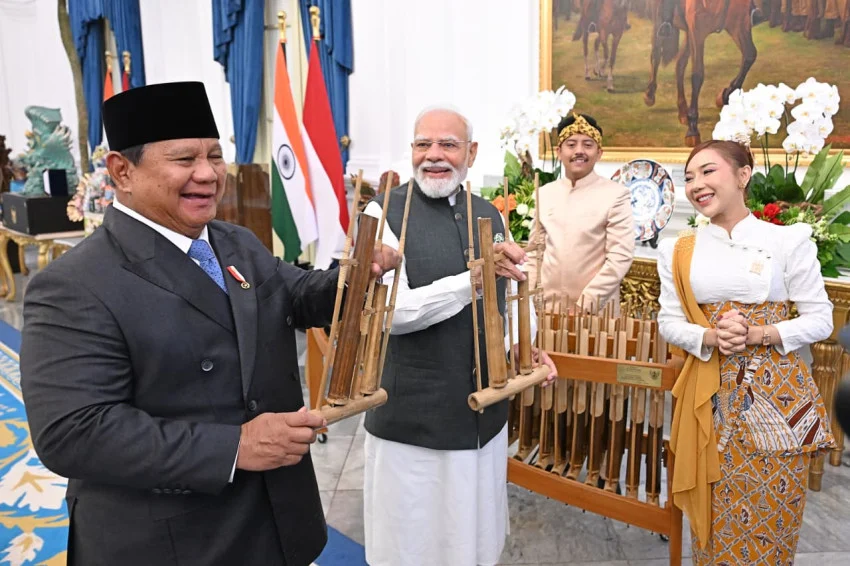プラボウォ国防相、モディ首相にアンクルン贈呈 インド・インドネシア友好の象徴
