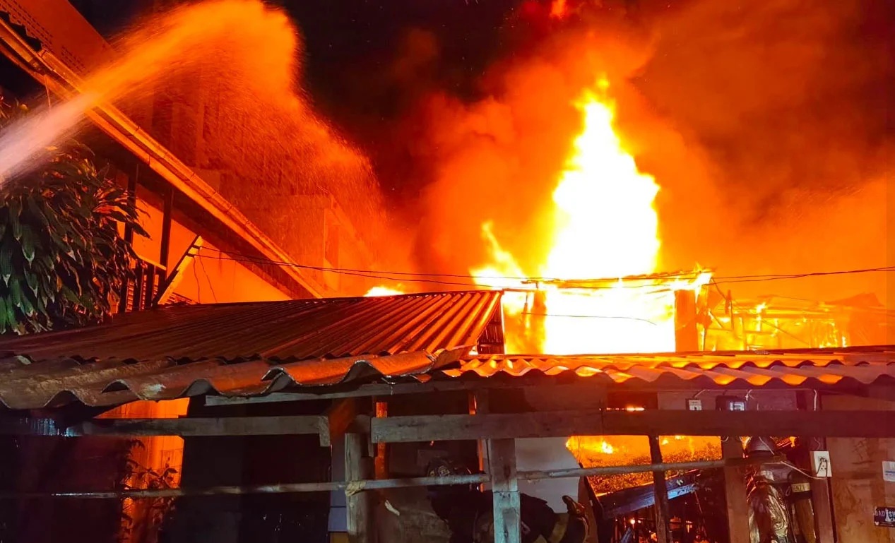 バンコク・マッカサン地区で火災、15棟焼失 1人死亡