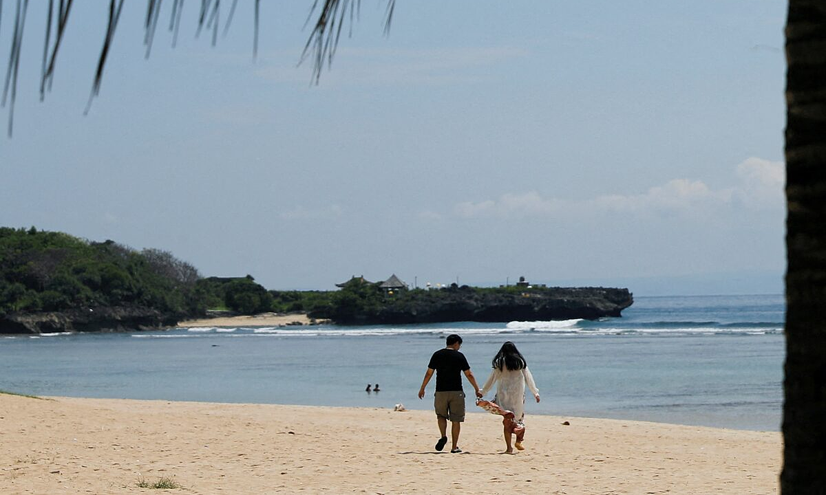 Vietnam Welcomes 16 Million Foreign Tourists in Eight Months, Leading Regional Recovery