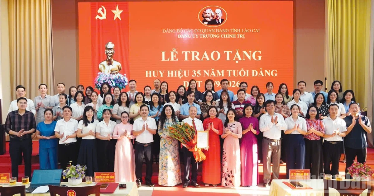 Lao Cai Provincial Political School Awards 35-Year Party Membership Badge