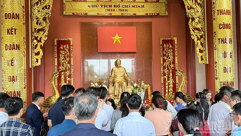 Series of events held in Laos to commemorate the 136th birth anniversary of President Ho Chi Minh