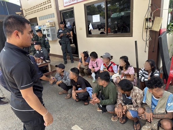 タイ国境でミャンマー不法移民19人乗せたトラック検問、逃走車両が事故