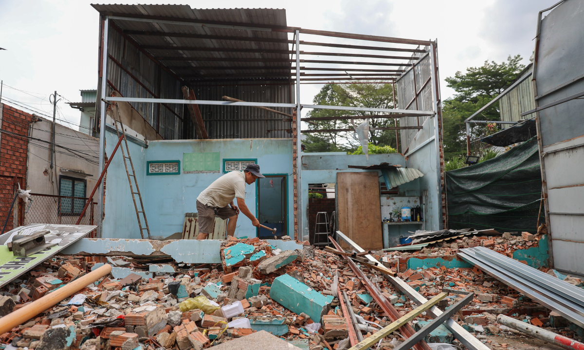 HCMC Residents Demolish Homes, Hand Over Land for Airport Expressway Widening