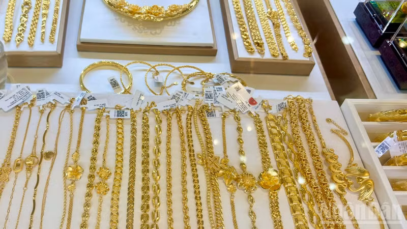 Vietnam Gold Prices Fall Amidst Fed Rate Hike Pressure, SJC Gold Follows