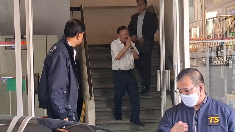 タクシン氏、保護観察官に初出頭 笑顔で「形式的なもの」と語る