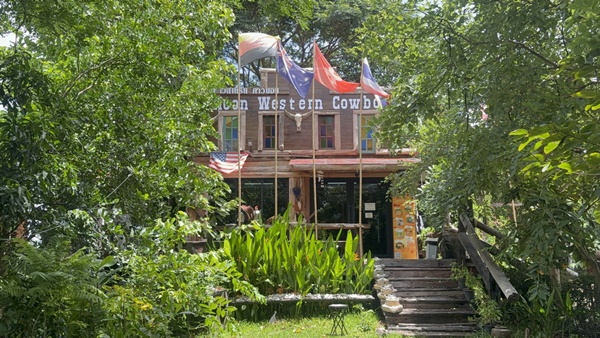 Mysterious 'Topland Cafe' Emerges in Khon Kaen, Thailand