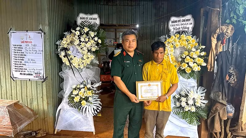 Vietnamese Soldier Praised for Saving Two Residents from Electric Shock