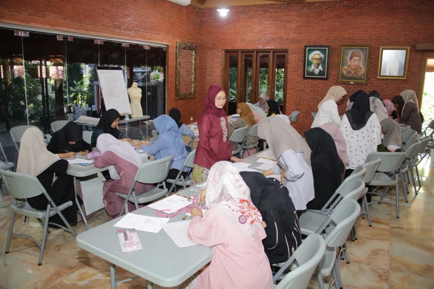 Rustini Muhaimin Promotes Santri Independence Through Sewing Training
