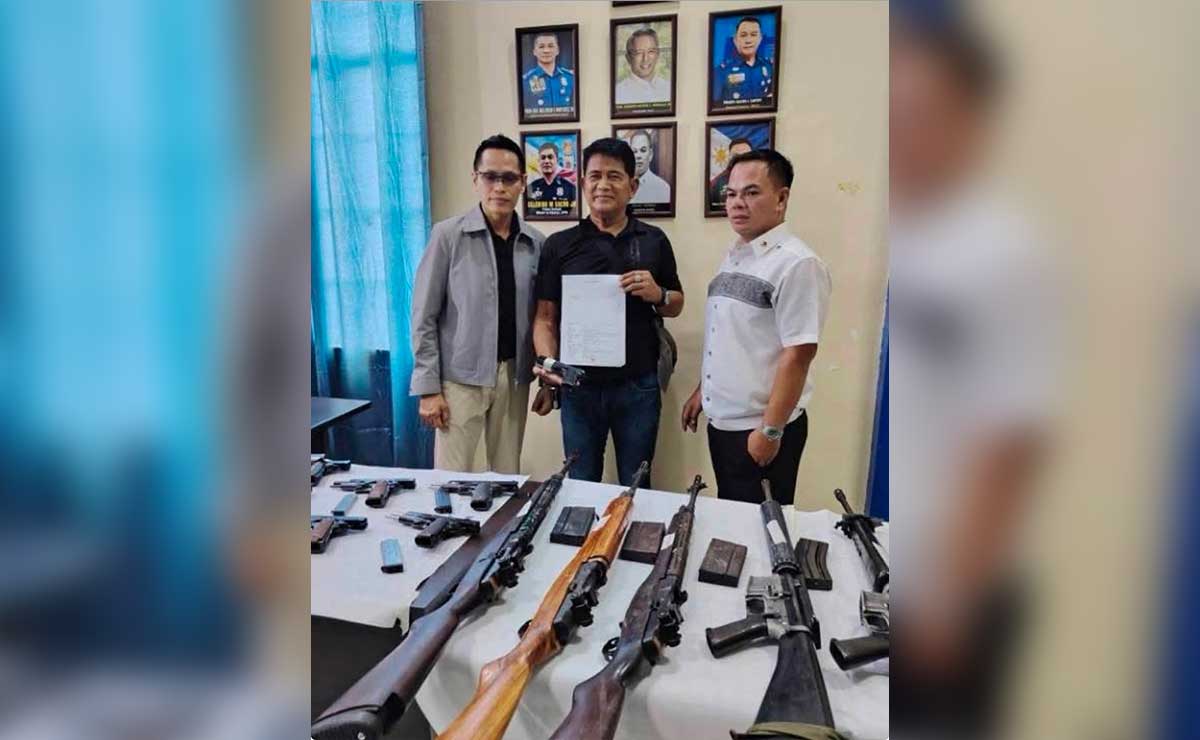 Albuera Mayor Espinosa Surrenders Loose Firearms to Police