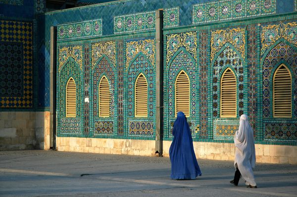 アフガニスタン女性、タリバン体制下の「見えざる抵抗」に希望を紡ぐ