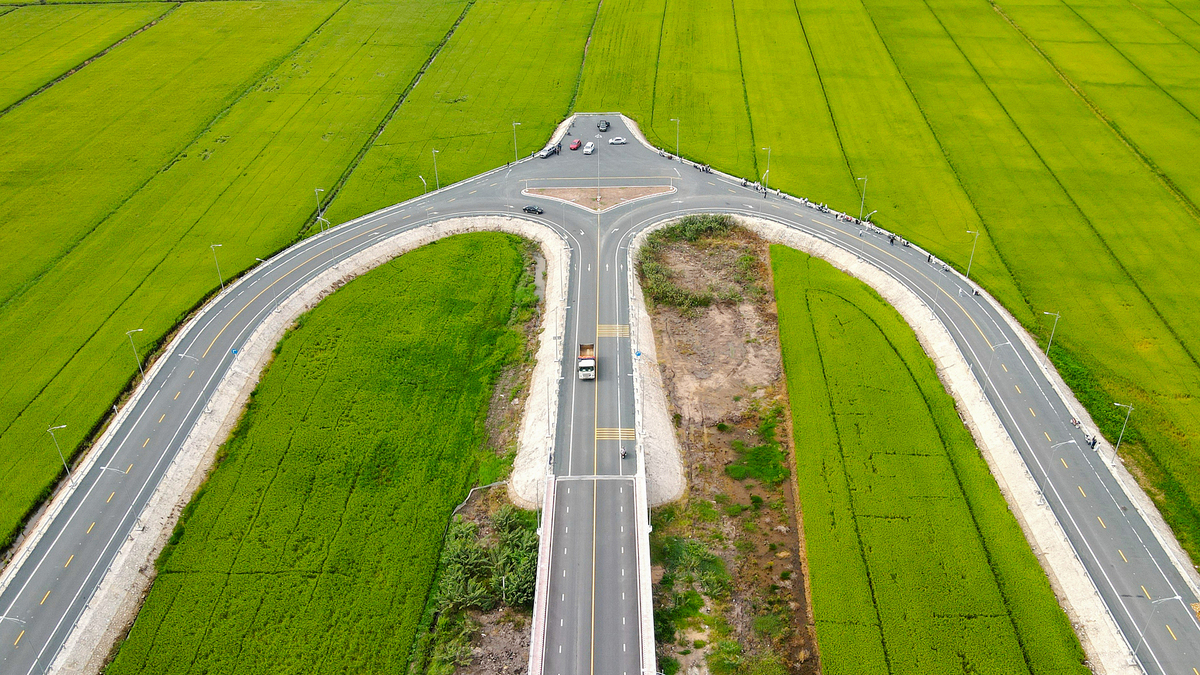 アンザン省国境地帯、田園風景に映えるバイパス道路が開通