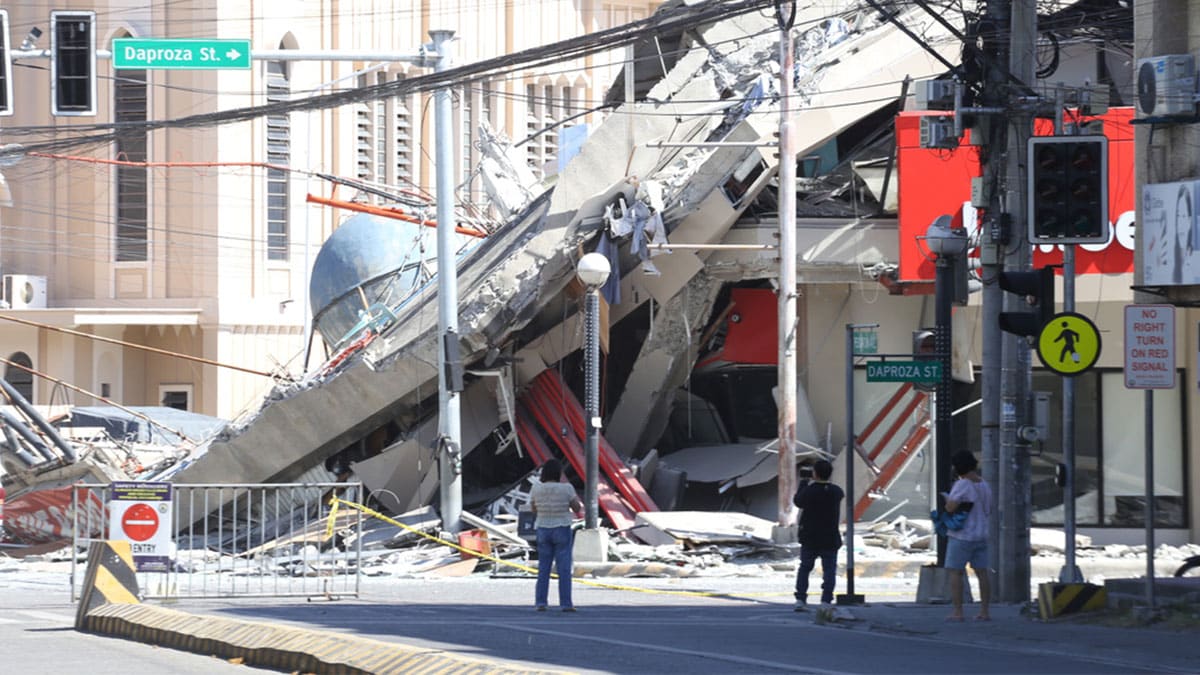 ミンダナオ地震、死者55人に 1100人超負傷、捜索活動続く