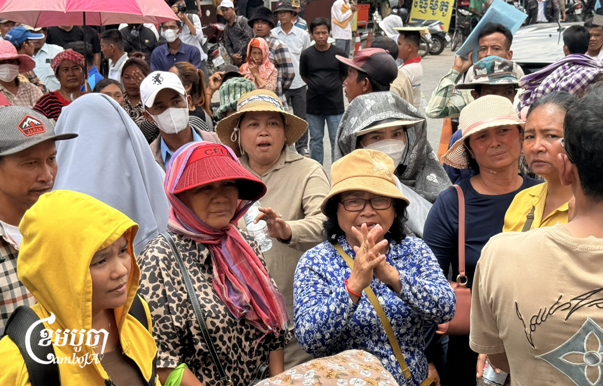Hundreds protest outside Phnom Penh court in Piphup Deimeas land fraud case