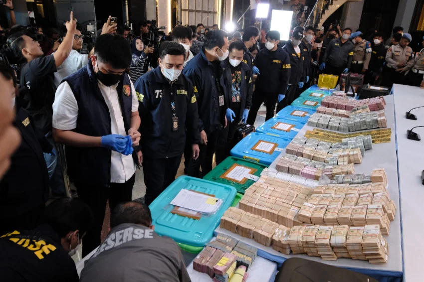 インドネシア警察、12ヶ所捜索で15名証人確保