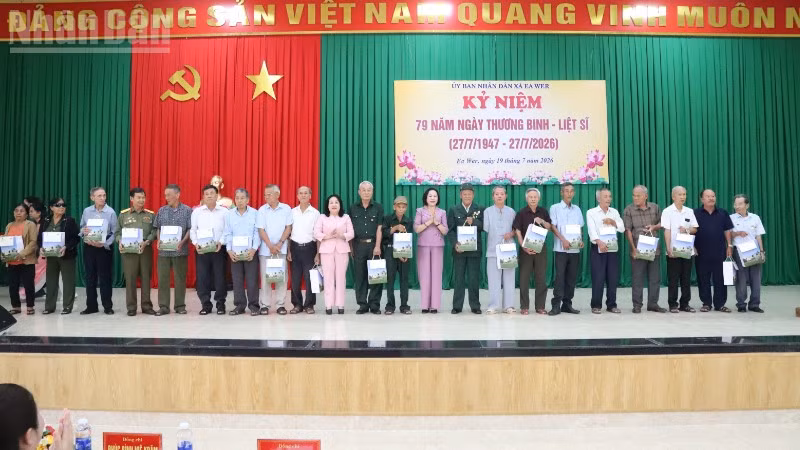 Vietnamese Deputy National Assembly Chairwoman Visits 'Contributors to the Revolution' in Dak Lak