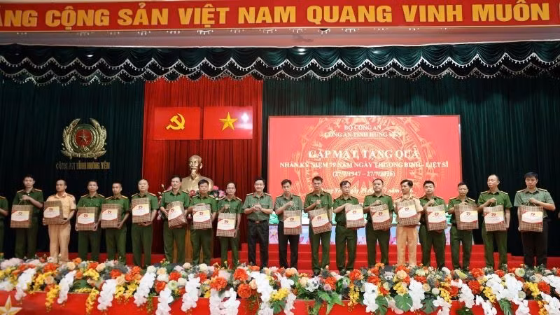 フンイエン省警察、傷痍軍人・戦没者遺族を慰労