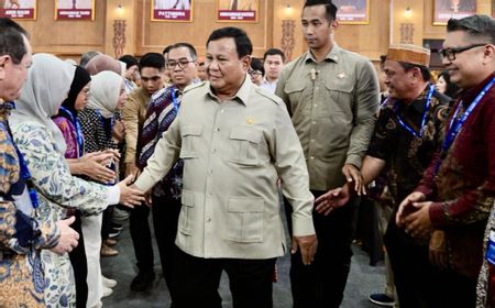 Prabowo Urges Academics to Collaborate on National Problem-Solving