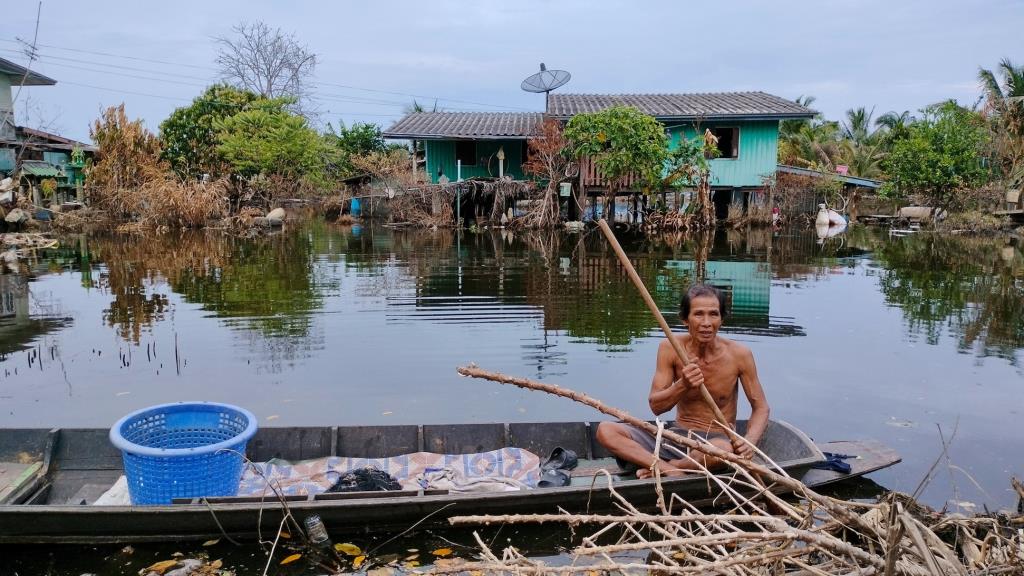 タイ・バーンクラチェットで謎の黒い水、住民は皮膚のかゆみを訴え、断水続く