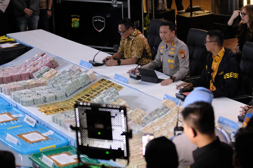 Police Investigate Gold Bars and Cash Found During Sentul Residence Search