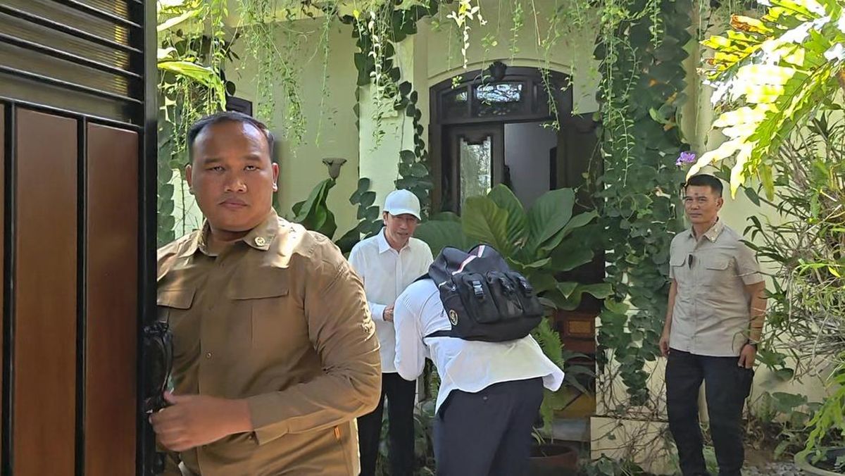 Prabowo's Son Visits Jokowi's Residence in Solo, Sparking Political Speculation