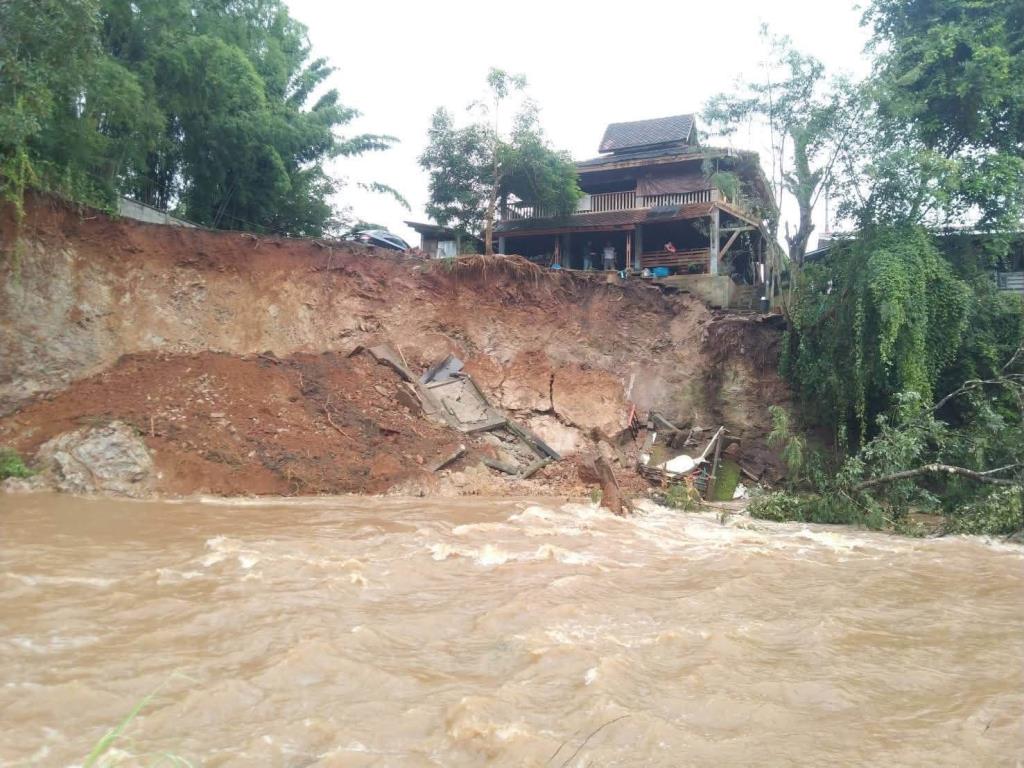 Heavy Rains Cause Mae Sariang River to Flood in Mae Hong Son, Threatening Homes and Roads