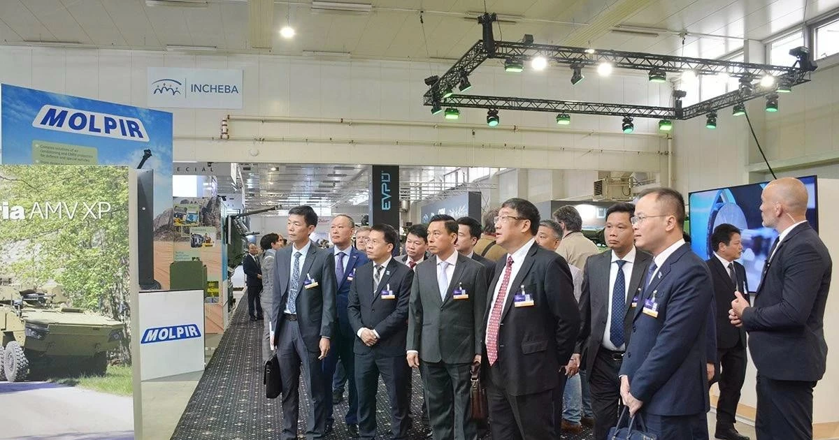 Vietnam Defense Ministry delegation attends International Defense and Security Technology Exhibition (IDEB 2026) in Slovakia