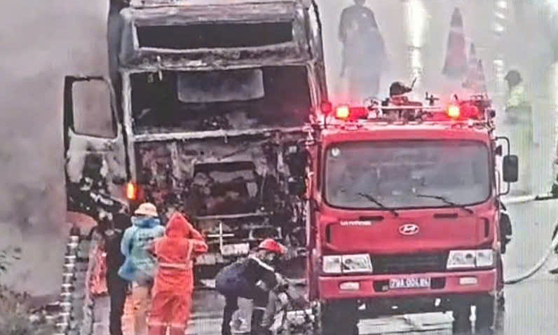 Tractor-trailer Catches Fire on Nha Trang - Cam Lam Expressway, Causing Temporary Traffic Disruption