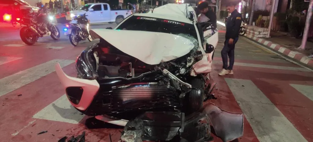 パタヤで信号待ちの車列にトラックが追突、8人負傷