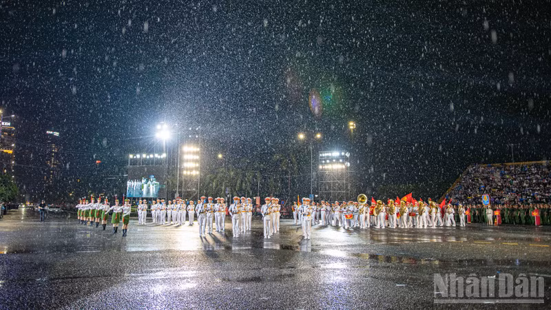 ベトナム人民公安、雨中の開会式で精鋭ぶり披露