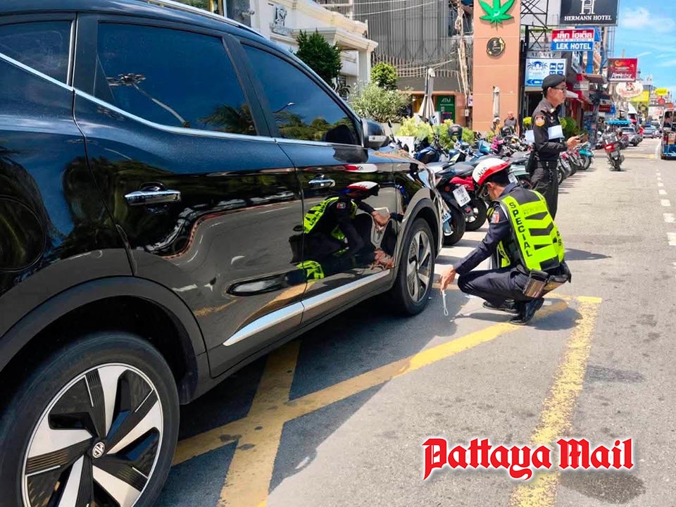 パタヤ、ビーチロードで駐車違反一斉取り締まり