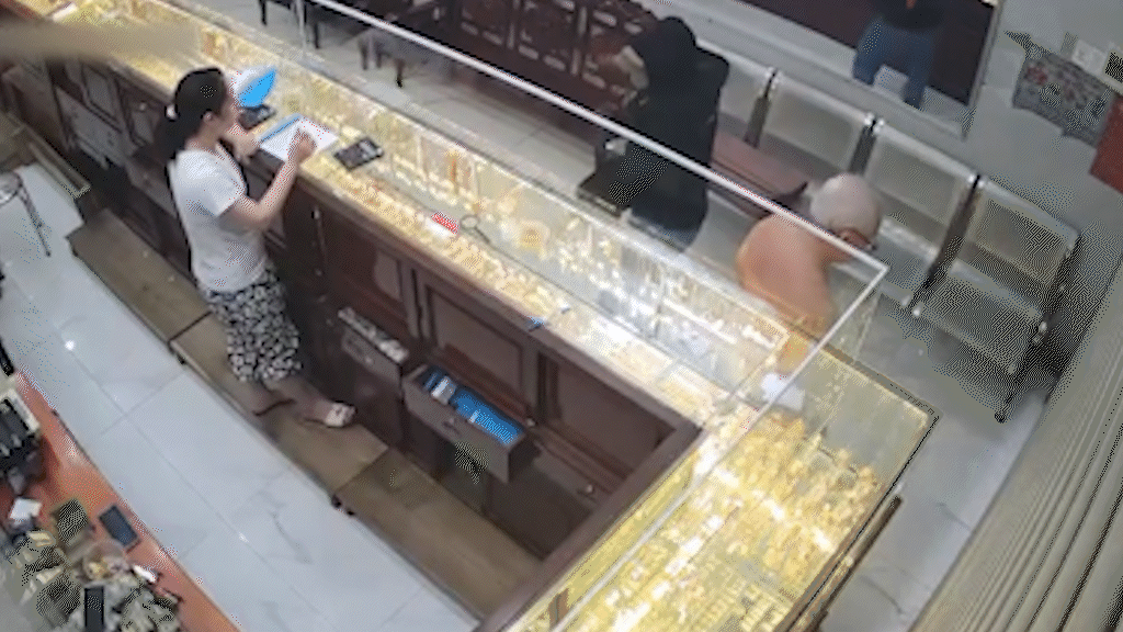 Vietnamese Family Overpowers Gold Shop Robber, Raising Security Concerns