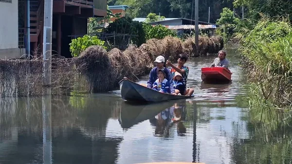 チャイナート、洪水は引くも住民は不安継続 - 悪臭とヒルに悩む