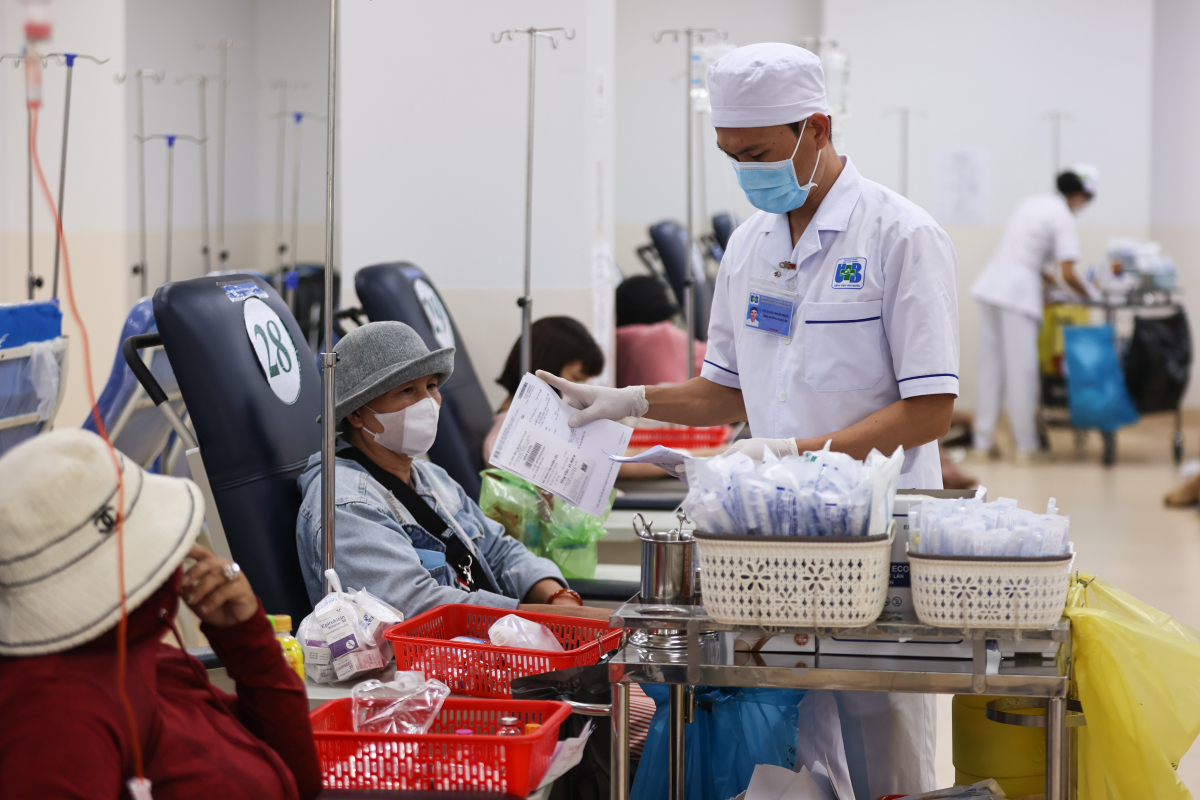 Vietnam's New Cancer Drugs Face Access Hurdles, Hopes Rise with Insurance Expansion