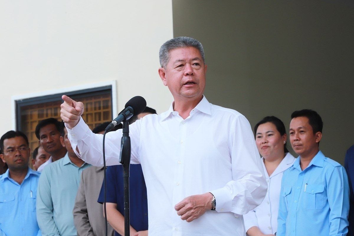 Kandal Province Distributes Insecticide Sprayers to Combat Dengue Fever