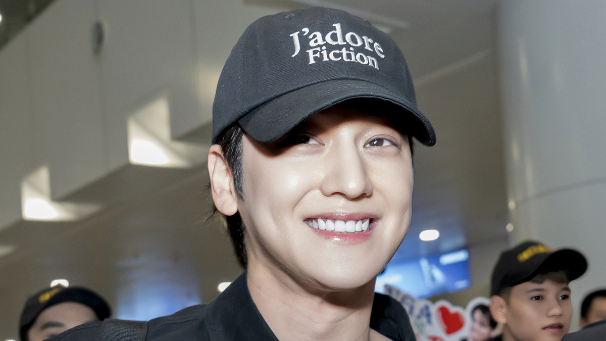 Korean Actor Kim Bum Arrives in Hanoi for Beauty Expo