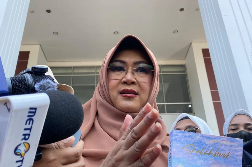 Dokter Tifa Questions Jokowi's 12 Years in Public Office: Claims Lack of UGM Recognition and No Reunion Invite