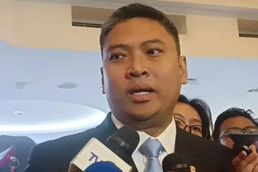 Indonesia Postpones Civil Servant Relocation Amidst Mobile Phone Misconduct