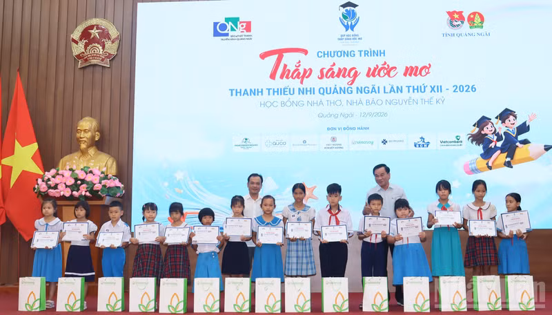 Quang Ngai Province Awards Scholarships to Support Youth Dreams: VND 725 Million for Needy Students
