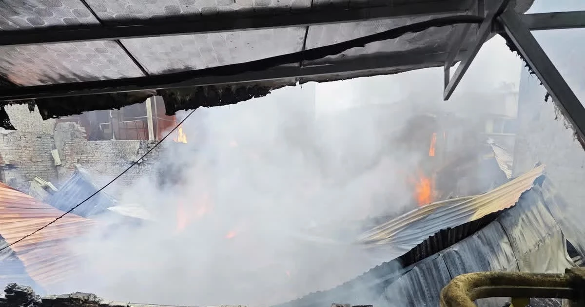 Major Fire Engulfs Factory-Residence in Hanoi Outskirts, 500 sqm Destroyed