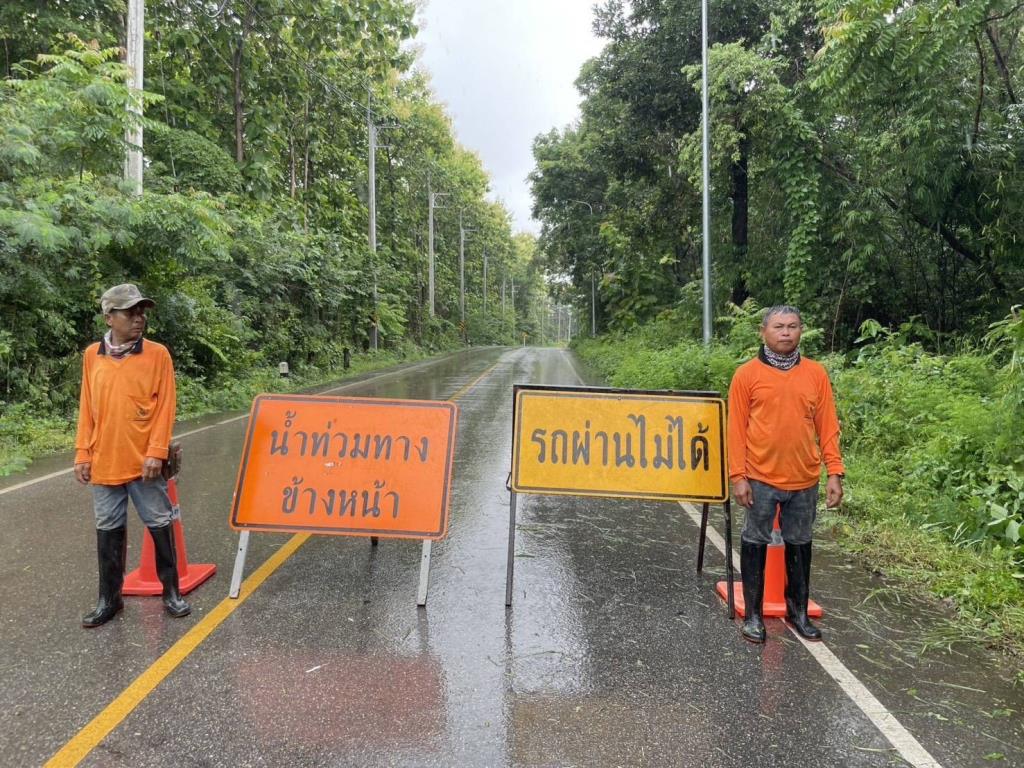 「ナンパヤオ」が浸水 タイ王立海軍道路に冠水。 6号線では強い水が路肩の表面を侵食し、車が通行できなくなりました