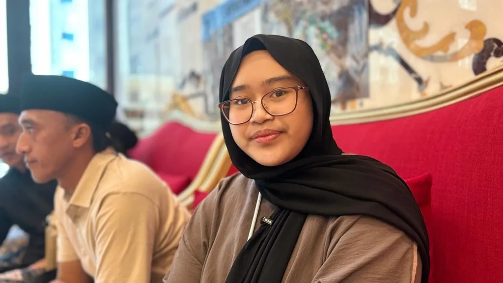 Between Pilgrimage and Exams: An Indonesian Teenager's Academic Struggle in Makkah