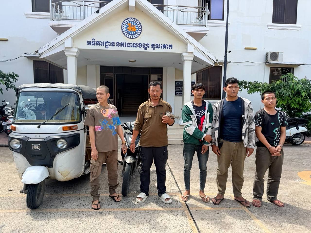 オンラインメディア代表ら5人逮捕、窃盗・薬物・武器所持容疑