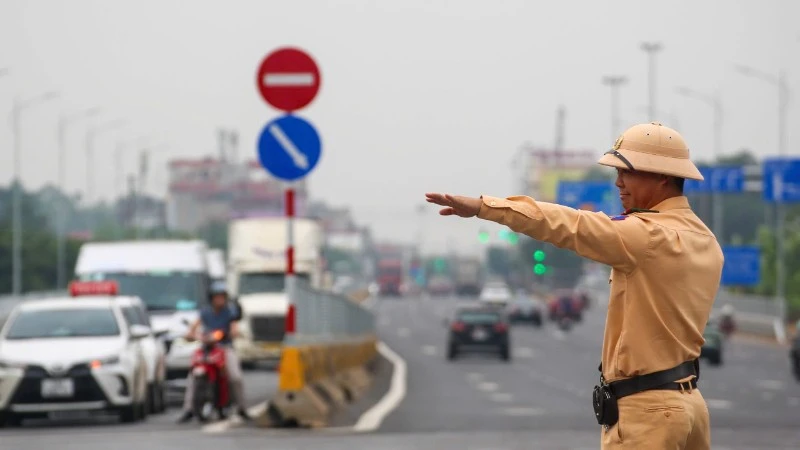 Hanoi Traffic Police on High Alert for Holiday Season to Maintain Order