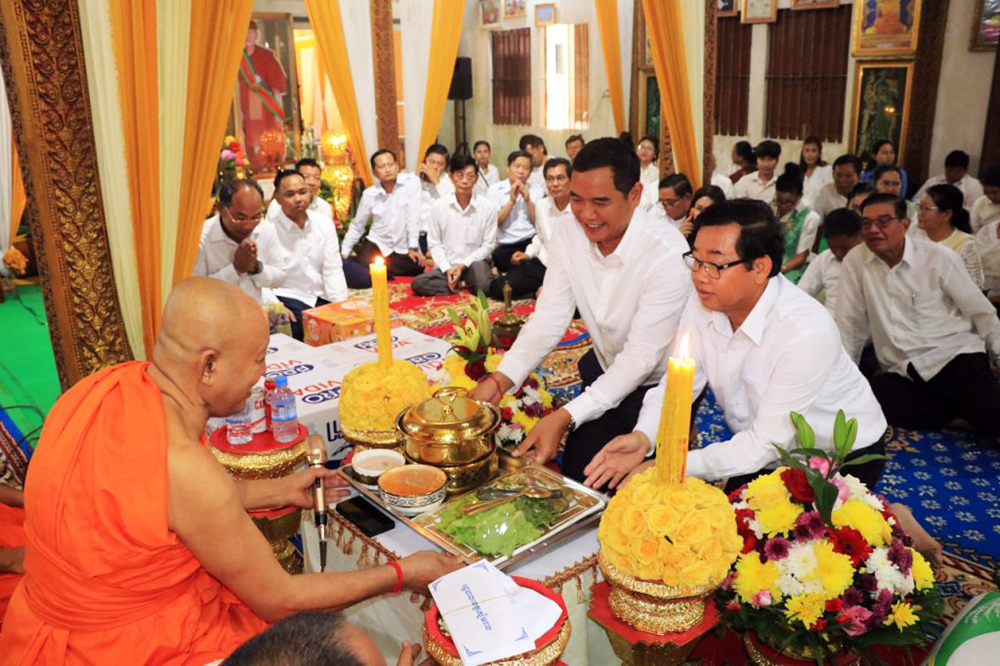 Siem Reap Provincial Authorities Participate in Traditional Kan Doun Festival