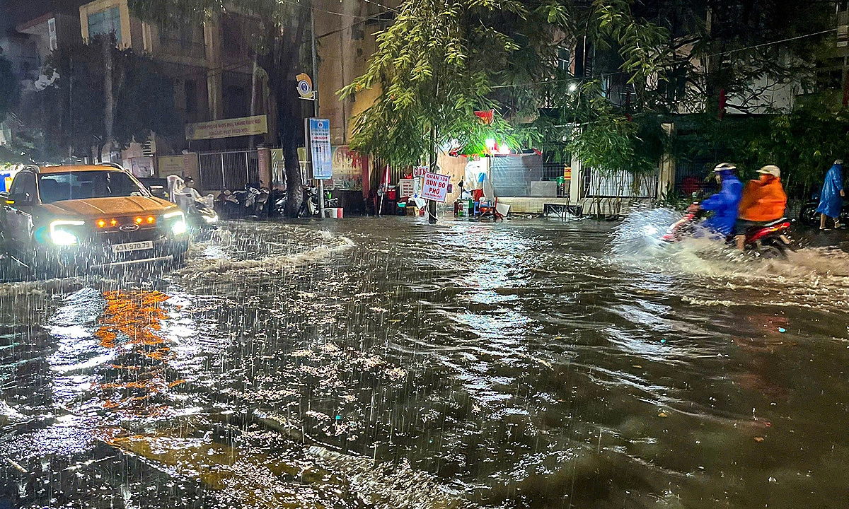 Heavy rains cause localized flooding in downtown Da Nang