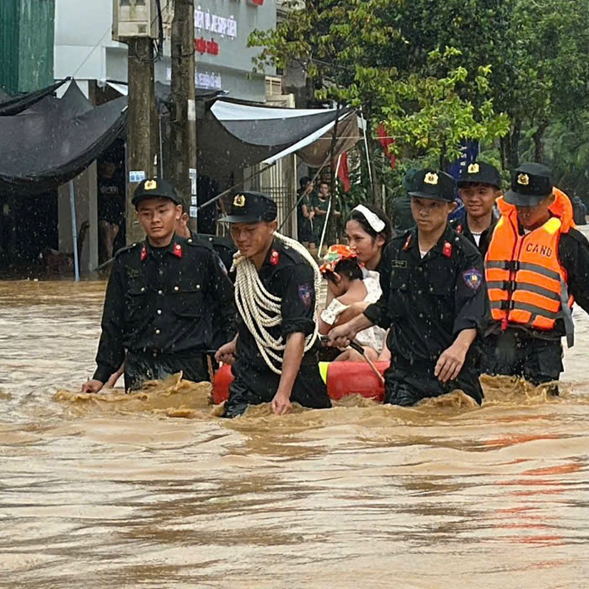 Lao Cai Province Flooded by Heavy Rain; Police Conduct Rescue Operations