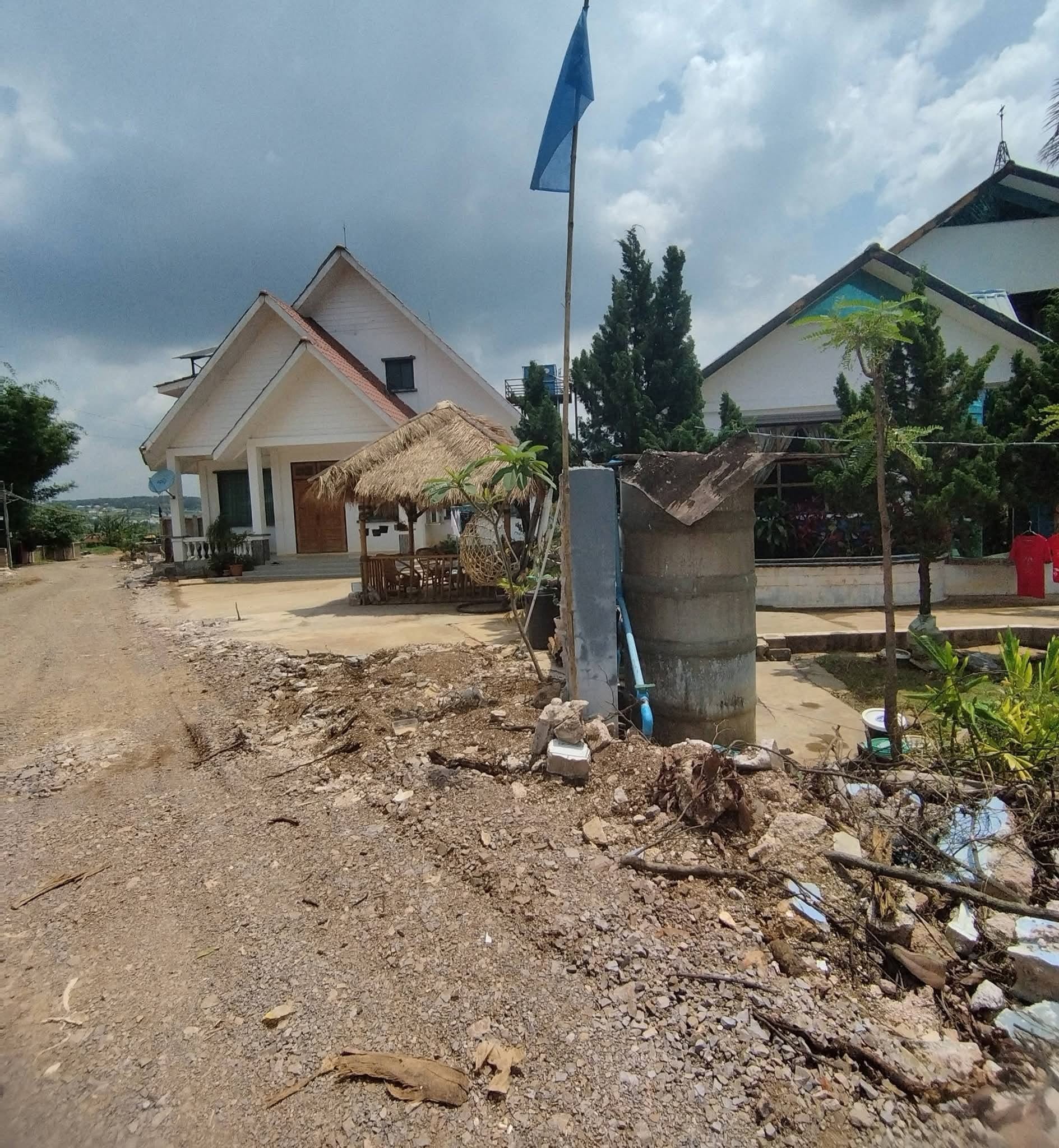 DSTA Front, Water Cistern Ward Over 200 Acres of Land Seized by Military, Ordered to Demolish Large Houses