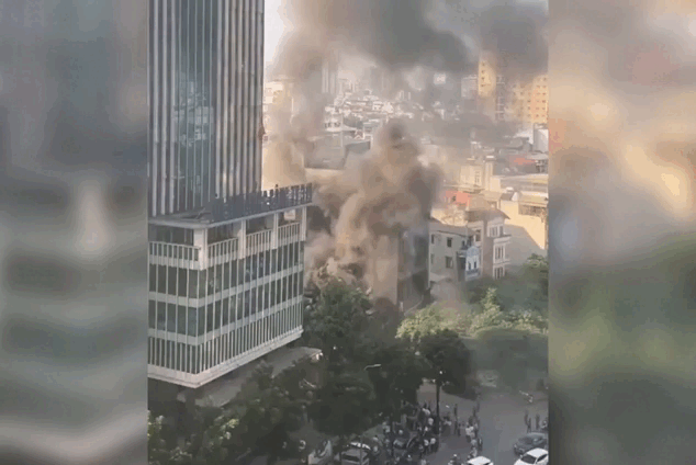 Massive Fire Engulfs Hanoi Eatery, Disrupting Traffic