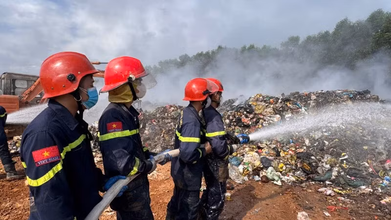 Quang Tri Province Directs Fire Prevention at Residential Waste Dumps to Combat Environmental Pollution